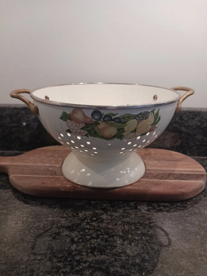 Colador Regency Club 9 pulgadas blanco con asas a base de patrón de frutas Foto 1 de 4