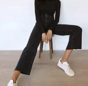Aritzia Denim Forum Farrah High Rise Wide Leg Jean Raw Hem Black Size 24/28L - Picture 1 of 11