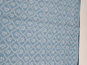 Tela Fondo Azul Claro Blanco Floral con Cuadrados enredados 3 1/2 Yardas x44" - Imagen 1 de 4