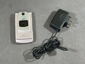Cámara para teléfono celular vintage Sanyo Katana rosa abatible, ¡delgada funciona! - Imagen 1 de 13