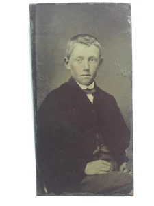 ANTIGUA FOTOGRAFÍA VICTORIANA TIPO TINTE TRISTE JOVEN BOSTON BOY ~ MEJILLAS PINTADAS A MANO - Imagen 1 de 2