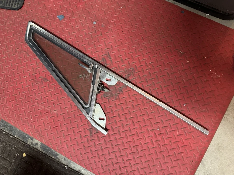 🔥1981-92 Alfa Romeo Spider Quad Veloce Front Right Door window Vent Glass Latch - Image 1 of 4