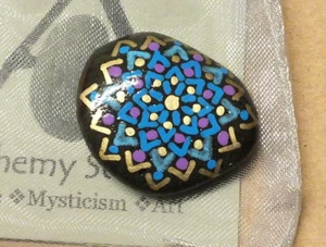 Petite Pietra Alchimica Dipinta a Mano con Disegno Mandala + Sacchetto Regalo (03) - Foto 1 di 2