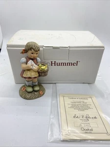 Figura Hummel Goebel sellada con un beso sujetador 8 niña con pájaro 1997 - Imagen 1 de 15