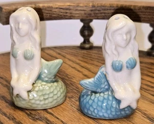 Coctelera de sal y pimienta figurativa de sirenas de cerámica pesada de colección - Imagen 1 de 6