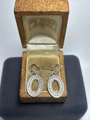 Brincos ovais pontilhados de prata esterlina da designer Anna Beck - Imagem 1 de 4