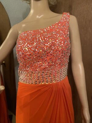 Baile de graduación, Mardi Gras o intérprete formal naranja con lentejuelas detalladas fuera del hombro Foto 1 de 4