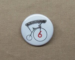 Il Prigioniero Numero 6 Bicicletta 1,25" Calamita Penny Farthing Village Distintivo Spilla Sei - Foto 1 di 3