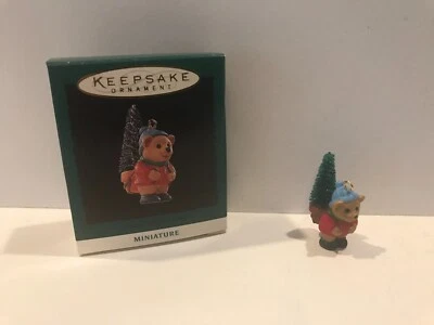 Hallmark Keepsake Miniatura Ornamento 1994 Beary Perfect Tree - Bear Carries Tree Foto 1 de 4
