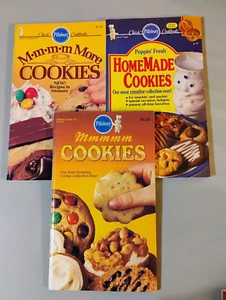 Three Vintage 1980's PILLSBURY Classic Recipe Booklets - Foto 1 di 1