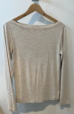 Camiseta para mujer Gap cuello barco avena talla m Foto 1 de 4