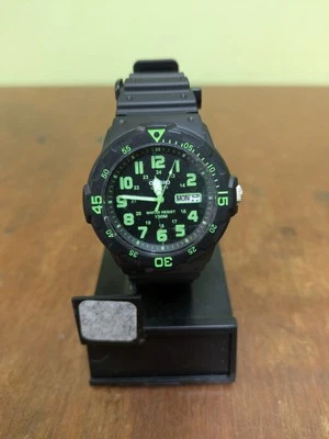 Relógio Casio MRW200H Series masculino ou feminino preto e verde novo - Imagem 1 de 4