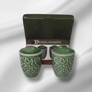 CRACKER BARREL PEACE ON EARTH SALT & PEPPER SHAKER BOXED SET GREEN POINSETTIA - Picture 1 of 5