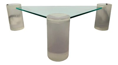 Mesa de centro Triangle Lucite y vidrio a la manera de Karl Springer Foto 1 de 4