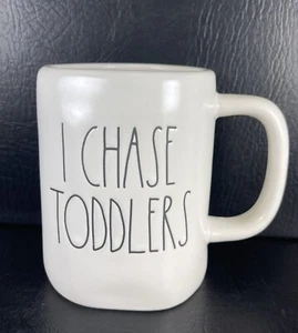 Taza de cerámica blanca Rae Dunn I CHASE TODDLERS café té - Imagen 1 de 6