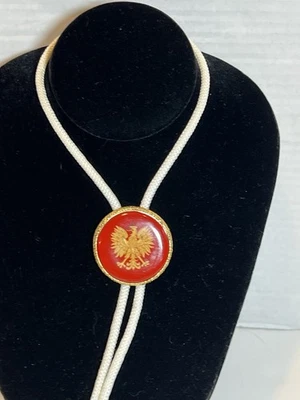 Corbata Polaca Águila Bolo Esmalte Rojo Tono Dorado Borde Medallón Cordón Blanco EE. UU. Rara Foto 1 de 4