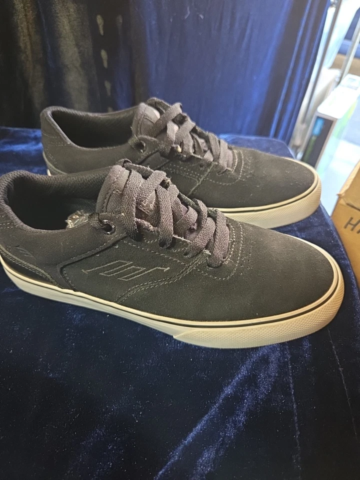 Emerica The Reynolds Low Vulc Talla Juvenil 5 Mujeres 6.5 Negro Gamuza Blanco Plata  Foto 1 de 4