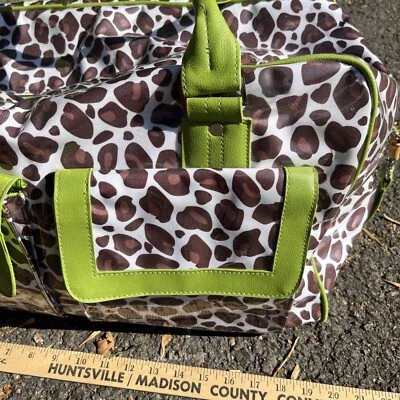 Bolso grande Toss Designs de lona recubierta marrón verde con estampado de animales para pasar la noche Foto 1 de 4