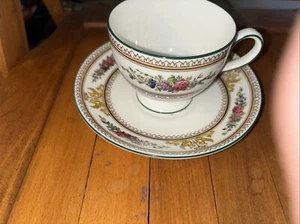 TAZA Y PLATILLO PRISTINE WEDGWOOD COLUMBIA CON DETALLES VERDE BOSQUE - Imagen 1 de 11