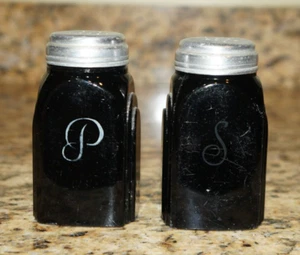 Vintage McKee(?) Roman Arch Black Glass Script Salt and Pepper Shakers S & P - Picture 1 of 12