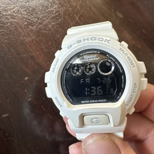 Orologio digitale Casio G-Shock 3230 DW-6900NB bianco e cromato ottime condizioni! - Foto 1 di 6