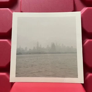 Fotografía de casa Hazy Skyline de la ciudad de Nueva York 3,5 x 3,5 usada vintage 1964 - Imagen 1 de 2