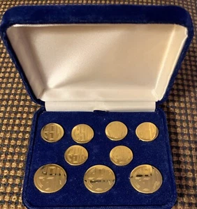 Neu Goldfarben Monogramm FSW Knopf Blazer Anzug Set 3/4” (3) & 5/8” (6) - Bild 1 von 5