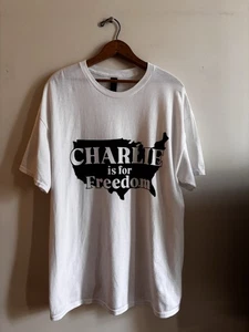 Charlie Kirk T-Shirt "Charlie Is For Freedom" USA Grafik Unisex XL - Bild 1 von 7