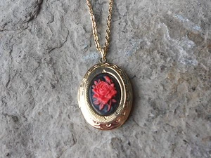 RED ROSE ON BLACK CAMEO GOLD PLATED LOCKET - QUALITY - 1" - Picture 1 of 3