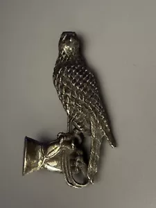 Tortolani signierte Falke auf Falknerei behandschuhte Hand Vintage Brosche 2,5" x 1,5" - Bild 1 von 5