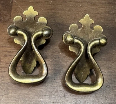 Lote de 2 pares ornamentados de latón macizo con anillo de caída de cajón Foto 1 de 4