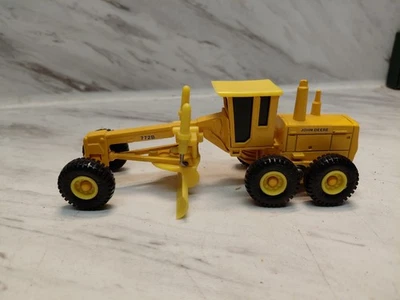 ERTL Die Cast 1987 John Deere 772B Industrial Grader 1/64 Scale in Great Conditi - Image 1 of 3
