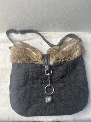 Cartera Coach vintage con ribete de piel de conejo negra Y2K Foto 1 de 4