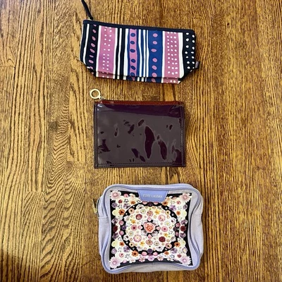 Juego de 3 bolsas de cosméticos Estée Lauder púrpura - 2 nuevas 1 ligeramente usadas Foto 1 de 4