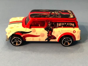 HOT WHEELS 67 AUSTIN MINI VAN HARLEY QUINN WITH WHEEL SWAP - Picture 1 of 6