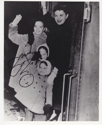 LIZA MINNELLI signed autographed 8x10 b&w photo ] photograph w/mom Judy Garland Cover