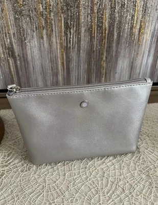 Bolsa de maquiagem Bvlgari Parfums prata viagem cosméticos bolsa Emirates - Imagem 1 de 4