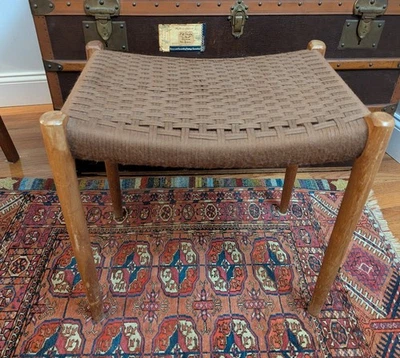 Taburete estilo Moller - Moderno de mediados de siglo Foto 1 de 3