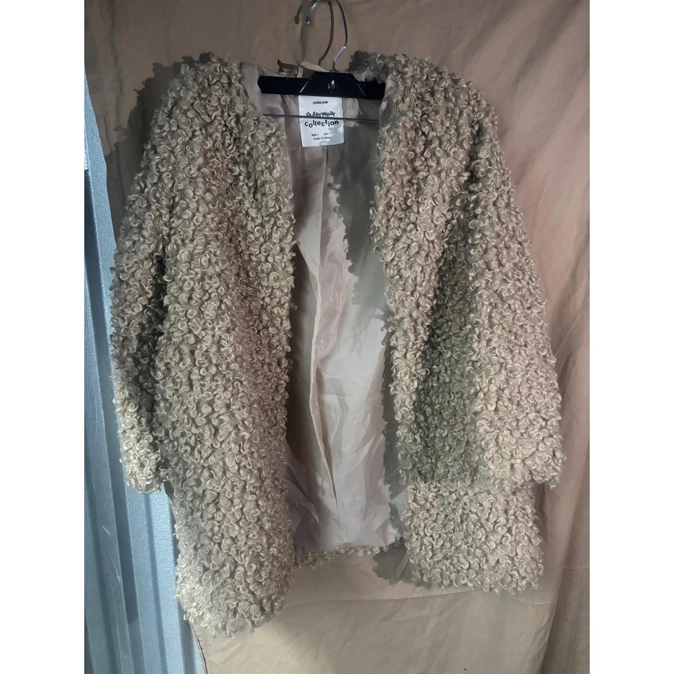 Jaqueta Zara de pele sintética tamanho P/M - Casaco de pele sintética bege - Imagem 1 de 2