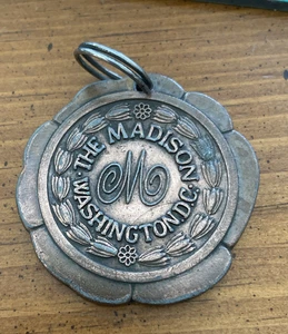 1960er Messing The Madison Hotel Washington DC Gästezimmer Anhänger - Vintage - Bild 1 von 3