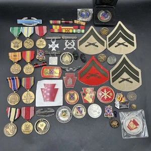 Vintage Trödel Schublade Militär Lot - Hüte Abzeichen Pins Bänder Medaillen etc. (2) - Bild 1 von 13