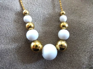 COLLAR DE CUENTAS CADENA SERPENTINA TONO DORADO NAPIER FIRMADO DORADO/BLANCO ACRÍLICO LARGO 29" - Imagen 1 de 10