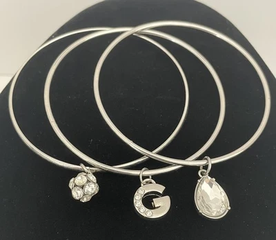 GUESS Brazalete Dije Pulsera Trío Tono Plata Apilable con Dijes de Estrás Foto 1 de 4