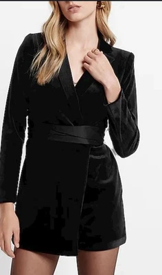 Blazer de terciopelo Express mameluco con lazo en la cintura y espalda abierta en negro Foto 1 de 4
