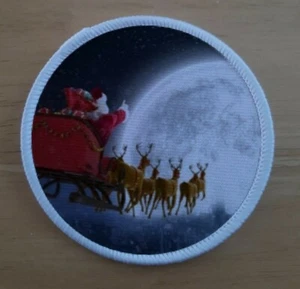 Frohe Weihnachten Santa Festliche Stechpalme Schlitten Patch Abzeichen Patches Abzeichen - Bild 1 von 1