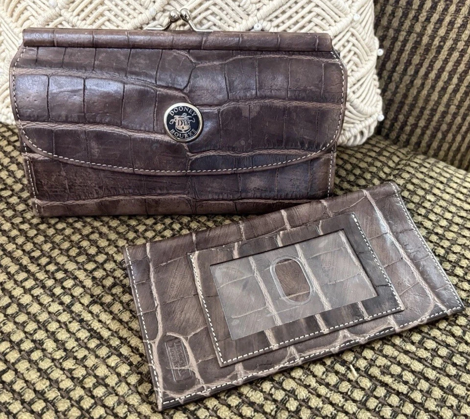 Cartera sin asas Dooney Bourke marrón gris cocodrilo cuero en relieve chequera vintage Foto 1 de 4