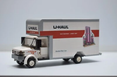 Camión de mudanza blanco modelo MOC personalizado compatible y construido con ladrillos LEGO® reales Foto 1 de 2