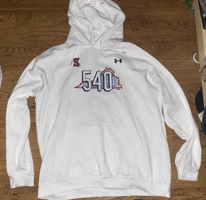 Under Armour Salem Red Sox "540" Area Code Herren weißer Hoodie Größe 2XL - Bild 1 von 3