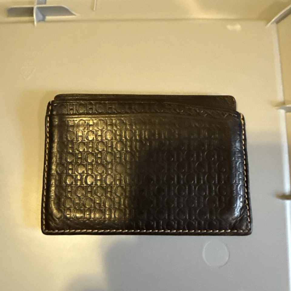 Portatarjetas CH Carolina Herrera marrón oscuro con monograma de cuero Foto 1 de 4