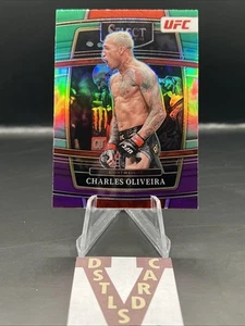2022 Panini Select UFC - CHARLES OLIVEIRA GREEN & PURPLE PRIZM #45 - Foto 1 di 3